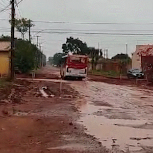 No Noroeste, rua vira lama&ccedil;al e at&eacute; &ocirc;nibus tem dificuldade de passar