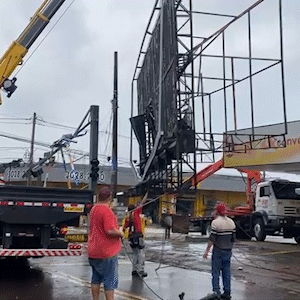 Trecho da Avenida Zahran &eacute; interditado para remo&ccedil;&atilde;o de painel pendurado