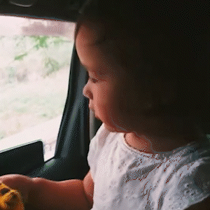Com oncinha preferida nos bra&ccedil;os, beb&ecirc; de 1 ano v&ecirc; &quot;pintada&quot; de perto 
