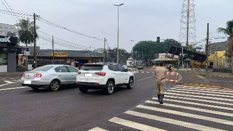 Depois do caos, Agetran chega para controlar tr&acirc;nsito onde painel caiu