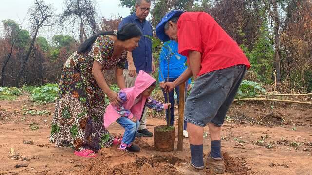 Ap&oacute;s inc&ecirc;ndio, aldeia recebe plantio de &aacute;rvores para renovar esperan&ccedil;a