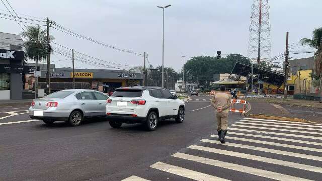 Depois do caos, Agetran chega para controlar tr&acirc;nsito onde painel caiu