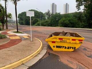 Caçamba foi arrastada, mas ainda ficou no acostamento na Via Park (Foto: Bruna Marques)