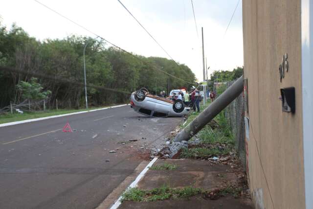 Com carro emprestado, motorista bate em poste e capota ve&iacute;culo