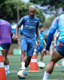 Atleta do Cruzeiro durante treinamento com a equipe (Foto: Gustavo Martins/ Cruzeiro)