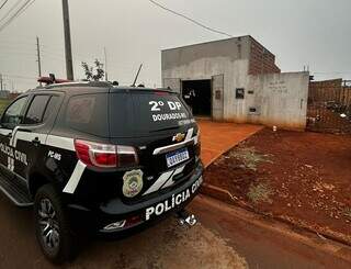 Viatura da delegacia de Dourados no local onde suspeito foi preso, em Ponta Porã (Foto: Divulgação)