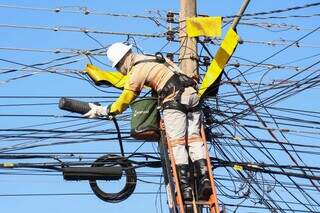 Funcionário da Energisa faz reparo na rede elétrica, em bairro de Campo Grande (Foto: Arquivo/Henrique Kawaminami)