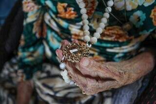 Bastante religiosa, Maria carrega em seu pescoco medalhão de Nossa Sra. Aparecida (Foto: Paulo Francis)