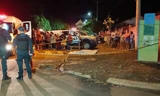 Lençol cobre o corpo de Dualyson, executado em Itaporã. (Foto: Leandro Holsbach)