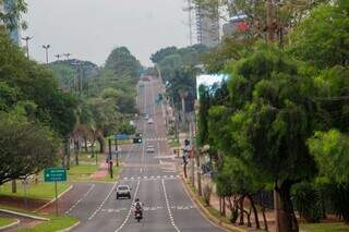 Amanhecer com céu nublado visto da região central de Campo Grande (Foto: Juliano Almeida) 