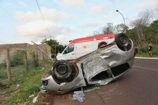 Com carro emprestado, motorista bate em poste e capota ve&iacute;culo