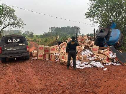 Durante fuga, jovem bate em árvore e tomba caminhão carregado com cigarro