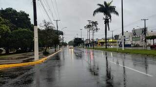 Chuva desta sexta-feira na área central de Dourados (Foto: Leandro Hosbach)