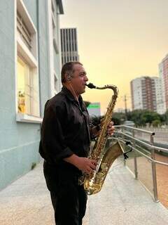 Às terças-feiras, maestro toca saxofone na calçada. (Foto: Divulgação)