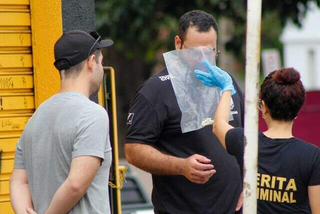 Perita recolheu o colar do cantor que foi arrancado no momento da agressão. (Foto: Juliano Almeida)