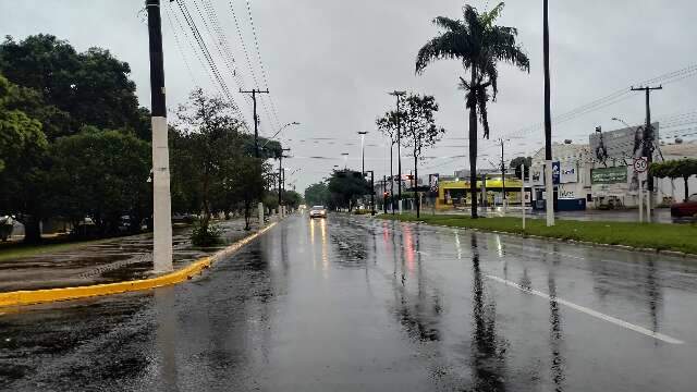 Dourados tem chuva intensa e acumulado em 24 horas supera 64 mil&iacute;metros