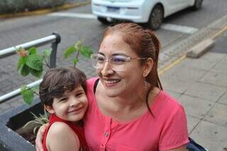 Carla deseja que seu filho tenha boas lembranças de infância (Foto: Paulo Francis)