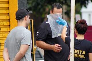 Perita recolheu o colar do cantor que foi arrancado no momento da agressão (Foto: Juliano Almeida)