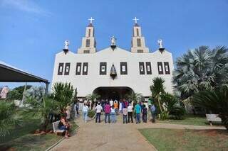 Em paróquia onde ocorre missa tradicional para encerrar peregrinação, fiéis tiveram de assistir a sermão de Dom Dimas para fora (Foto: Paulo Francis)