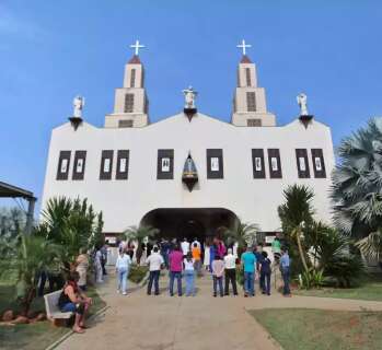 Com fé e gratidão, fiéis lotam missa tradicional dedicada à padroeira