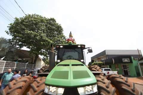 Em carros e tratores, fiéis recebem bênção durante carreata em homenagem à santa