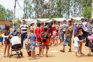 Famílias do Bairro José Teruel participam de ação do Dia das Crianças. (Foto: Juliano Almeida)