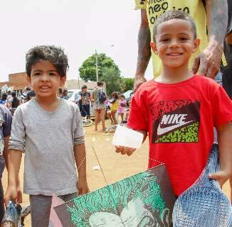 No Dia das Crianças, bairro ganha brinquedos de torcida organizada