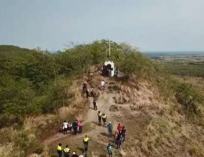 Tradição que começou com cura há 40 anos leva centenas de fiéis a morro todo ano