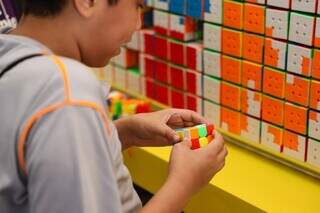 Criança brincando com cubo mágico (Foto: Tomaz Silva/Agência Brasil)