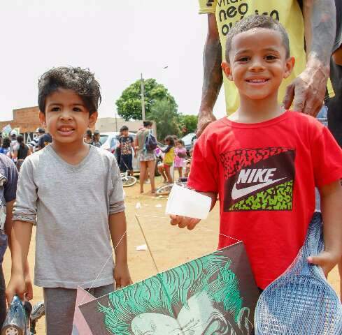 No Dia das Crian&ccedil;as, bairro ganha brinquedos de torcida organizada