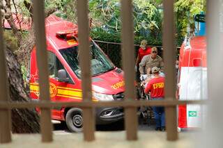 Equipes fazem o transporte da vítima estabilizada para a ambulância (Foto: Juliano Almeida)