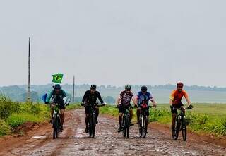 Grupo de ciclistas percorre 140 km, de Campo Grande a Jaraguari, em homenagem a Nossa Senhora Aparecida (Foto: Arquivo pessoal)