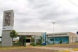 Fachada da Universidade Estadual de Mato Grosso do Sul (Foto: Juliano Almeida)