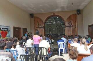 Paróquia em Bandeirantes precisou colocar cadeiras extras no hall de entrada da igreja devido à superlotação (Foto: Paulo Francis)