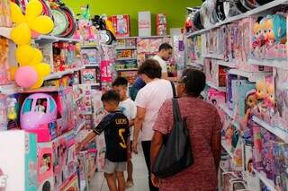 Público movimenta loja de brinquedos no Centro de Campo Grande. (Foto: Juliano Almeida)