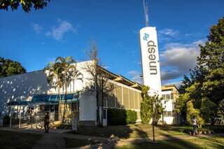 Fachada e entrada do prédio da biblioteca no campus da Unesp em Marília (Foto: Alf Ribeiro/Folhapress