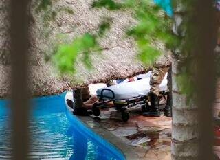 Momento em que equipes reanima vítima ao lado da piscina do condomínio Jardim Jatobá (Foto: Juliano Almeida)