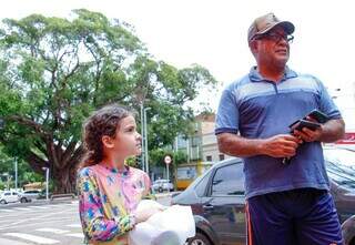 José Carlos de Araújo tirou o sábado para comprar brinquedo para neta. (Foto: Juliano Almeida)