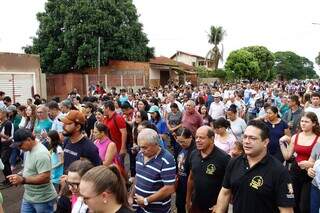 Fiéis realizam peregrinação em homenagem à Nossa Senhora Aparecida. (Foto: Juliano Almeida)