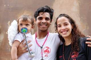 De asinhas, Mateo fez peregrinação acompanhado dos pais Pedro e Jaqueline. (Foto: Juliano Almeida)