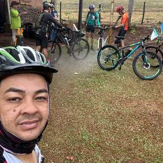 Paulo mostra grupo de ciclistas limpando bicicletas após passar por estrada com lama (Foto: Arquivo pessoal)