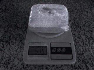 Tablete de cocaína que rapaz escondia no casaco e alegou ser massa de bolo. (Foto: Direto das Ruas)