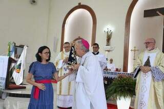 Dom Dimas beija imagem da Nossa Senhora Aparecida durante missa (Foto: Paulo Francis)