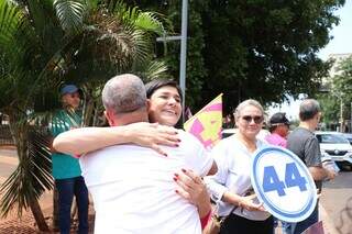 Candidata do União abraça eleitor durante encontro corpo a corpo, neste sábado (12) (Foto: Assessoria de imprensa)