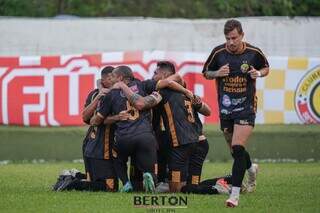 Jogadores do Sete comemoram gol de Daniel, o primeiro da vitória no Estádio Chavinha (Foto: Marcelo Berton/@berton_shots_jpn)