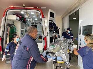 Vítima chegando no hospital com equipe do Samu (Foto: TL Notícias)