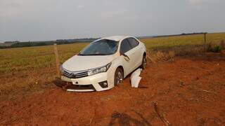 Carro às margens da rodovia após capotagem (Foto: Reprodução/BNC Notícias)