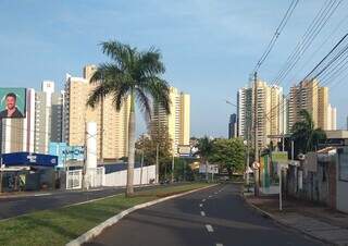 Céu com poucas nuvem na manhã deste domingo em Campo Grande (Foto: Paulo Francis)