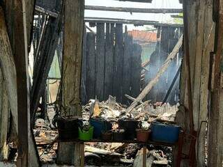 Parte da casa que ficou destruída pelas chamas (Foto: Jornal da Nova)