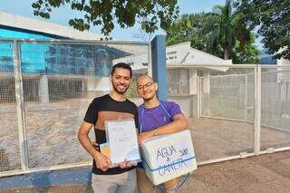 Weslley Alves e Luan Tachibana, com isopor de água em frente ao local de prova de concurso (Foto: Paulo Francis)